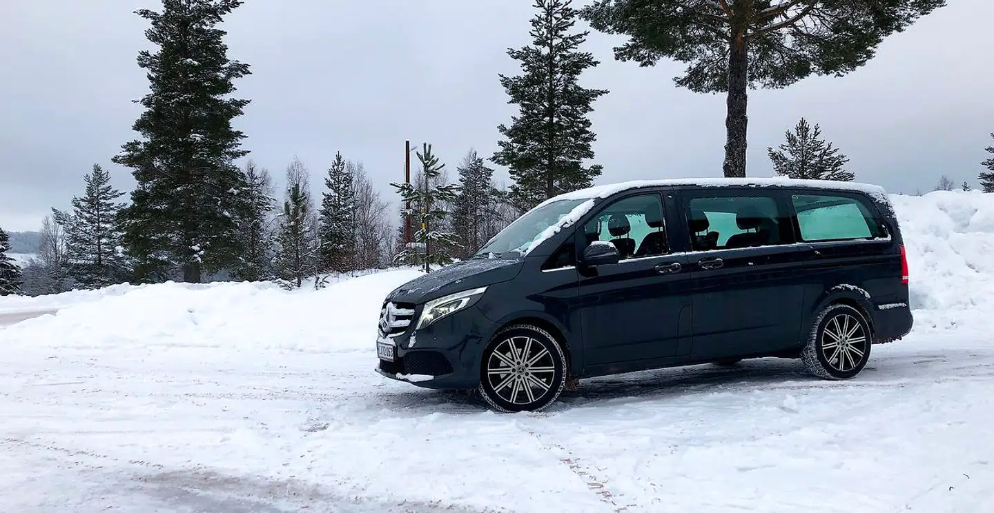Mercedes V300 4Matic med 239 hk og firehjulstræk er decideret perfekt til skiferien. Men til hverdag bliver de store minibusser en anelse for uhåndterbare til dem, der ikke bruger alle sæder og bagagerummet altid.