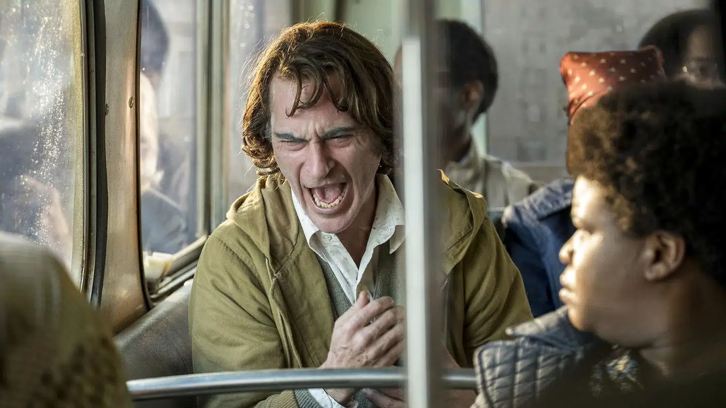 Arthur Fleck/Joker bringes på sammenbruddets rand. Joaquin Phoenix har aldrig været bedre.