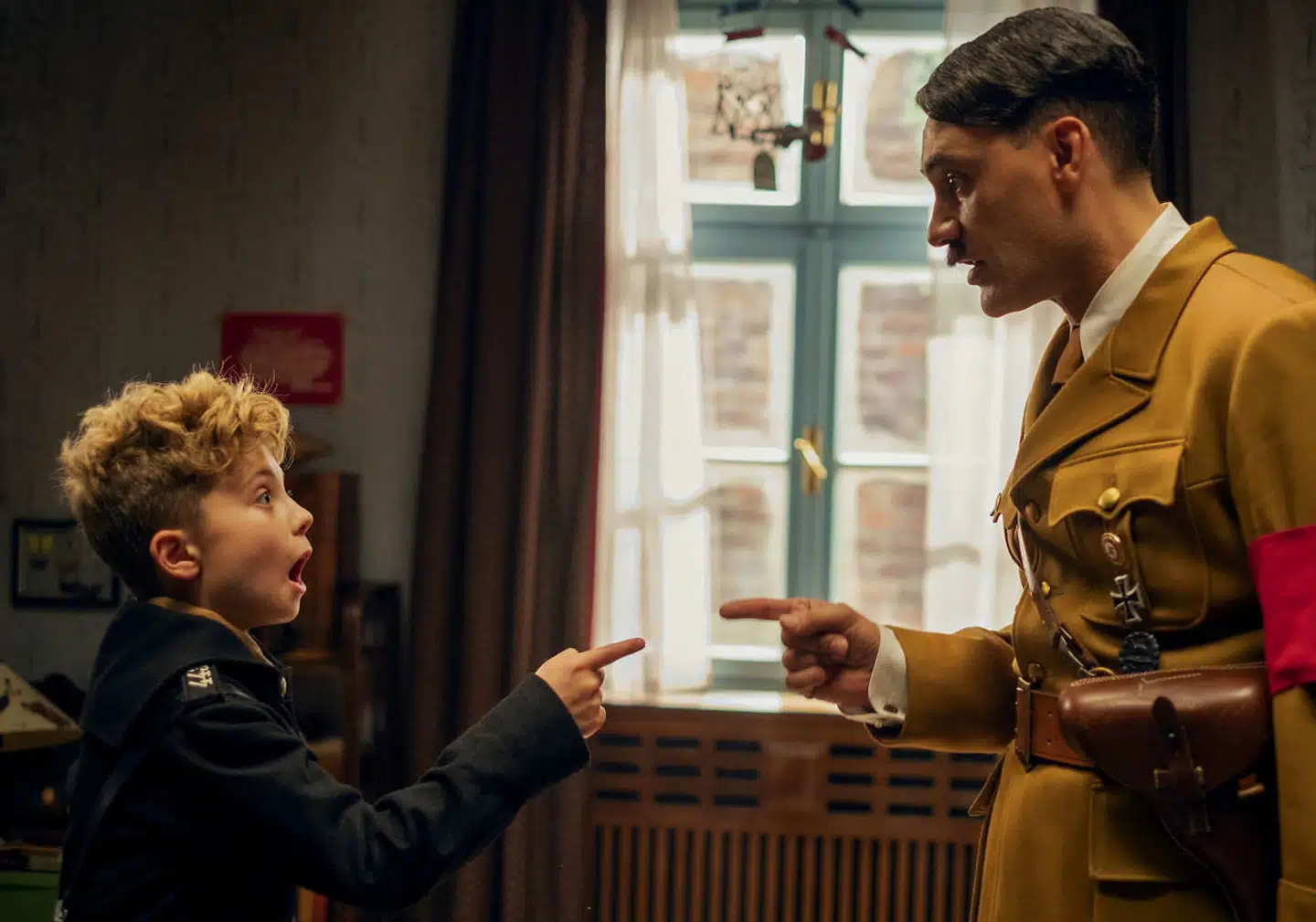 Jojo (Roman Griffin Davis) og Hitler (Taika Waititi) i en ophedet diskussion.