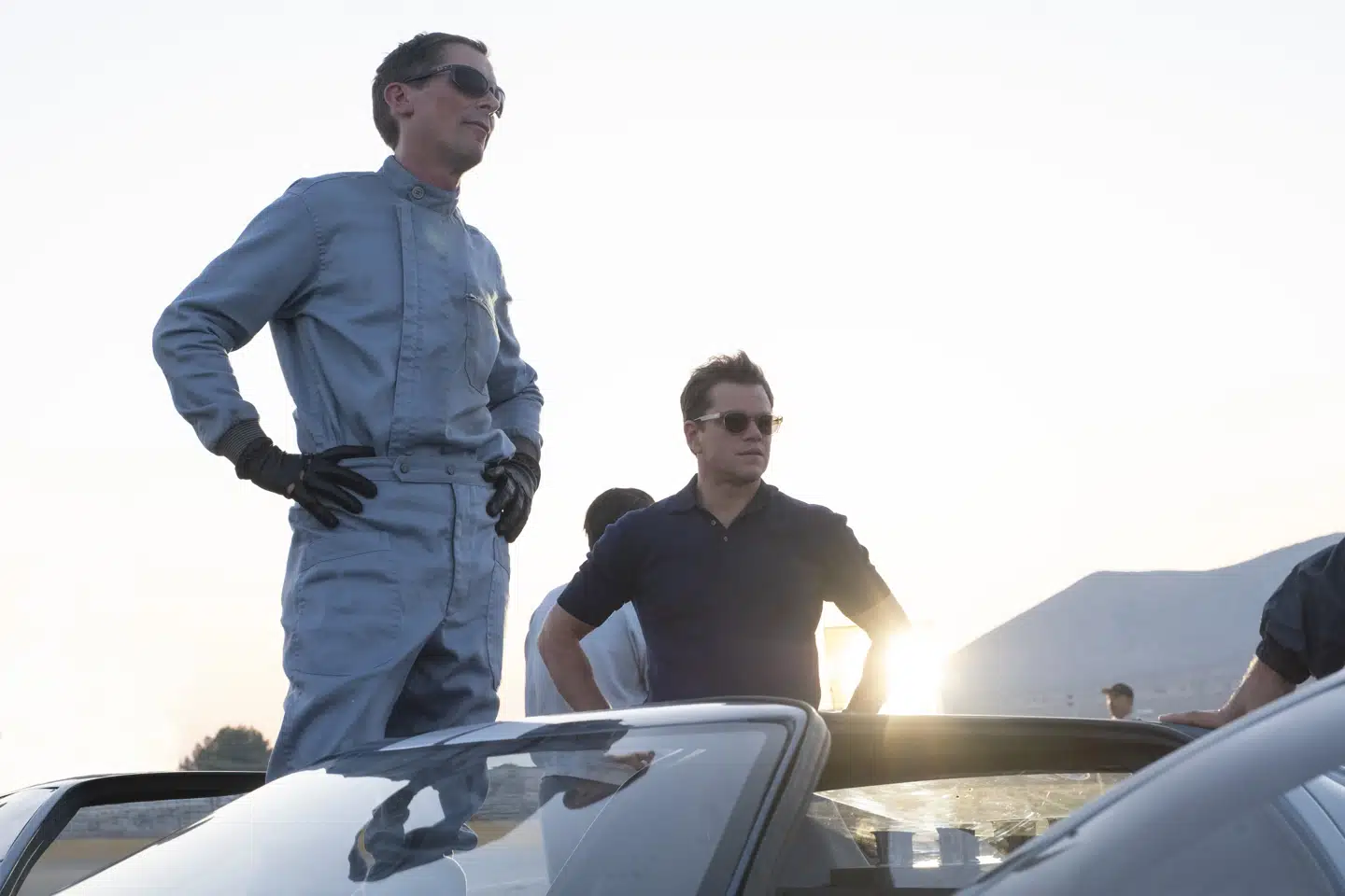 Matt Damon (t.h.) imponerer som racerlegenden Carroll Shelby. Christian Bales portræt af racerkører Ken Miles, står noget svagere.