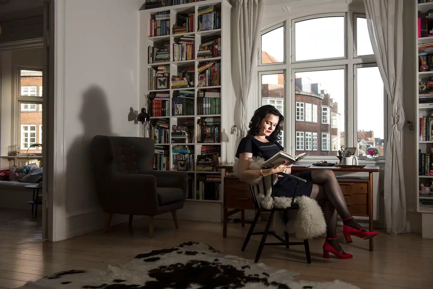 Forfatter Leonora Christina Skov skriver netop nu på opfølgeren til sin seneste roman, »Den, der lever stille«. Hun er – som altid – klædt i kjole, røde sko og bærer makeup.