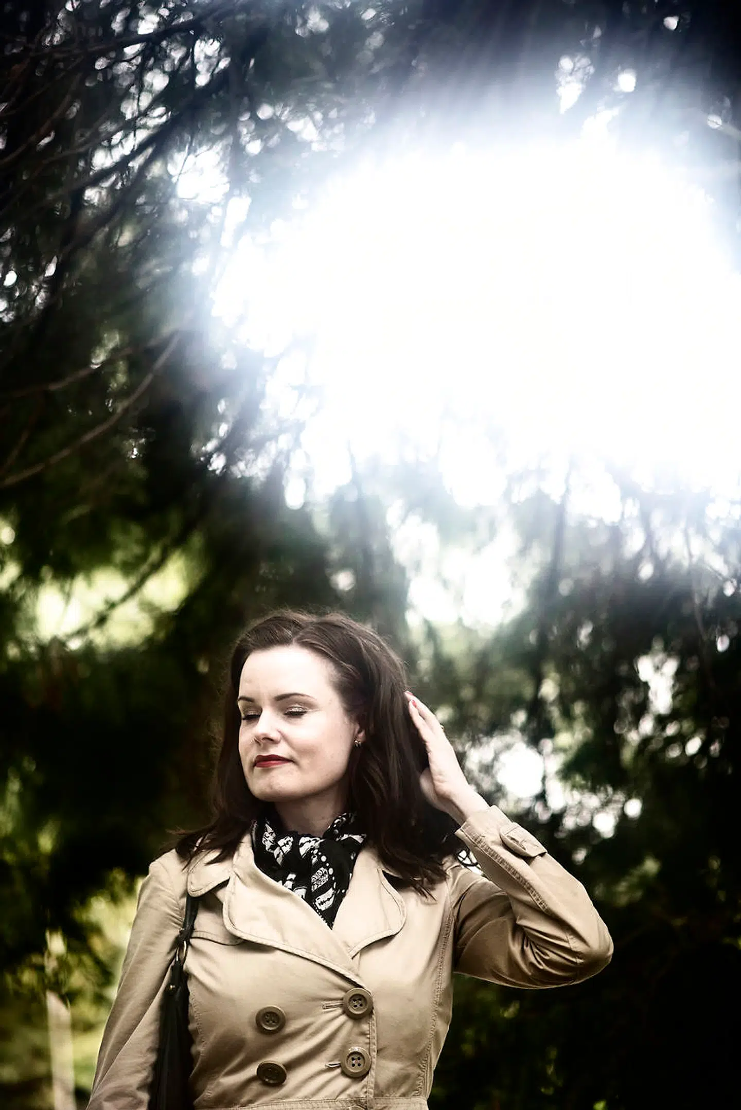 »Jeg har en frisør, der altid prøver at give mig stilråd. Jeg burde følge dem, men det gør jeg ikke. Han frarådede mig min høje, bobbede toupering, men jeg holdt fast i den længe, selv om den fik mig til at se damet ud. Han siger også, at hvis mit hår skærer ved kæben, får jeg et meget bredt ansigt. Det er rigtigt. Jeg har et »television face,« og det kunne jeg vælge at skjule, men hvorfor skulle jeg?«