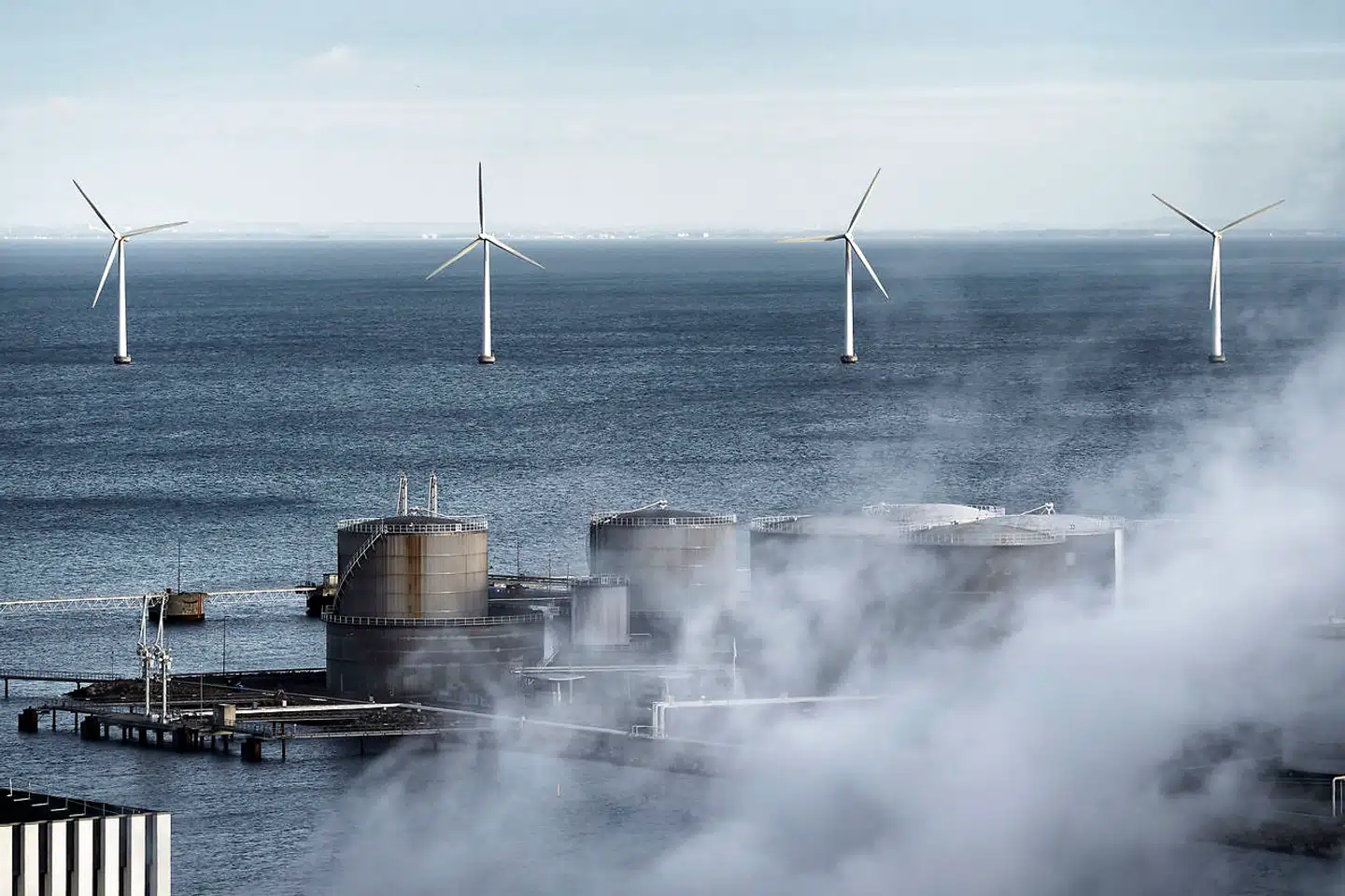 Det er store, privatøkonomiske investeringer og en gennemgribende omlægning af hele rigets energiforsyning, der står foran os, hvis 70 procents-målet på klimaområdet skal indfries. Og det skal bare gå stærkt. Her ses Amagerværket med Øresunds vindmøller i baggrunden.