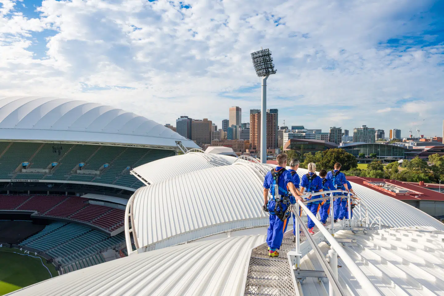 Adelaide Oval er byens stadium, hvor man kan komme på klatretur og dyrke yoga på taget.