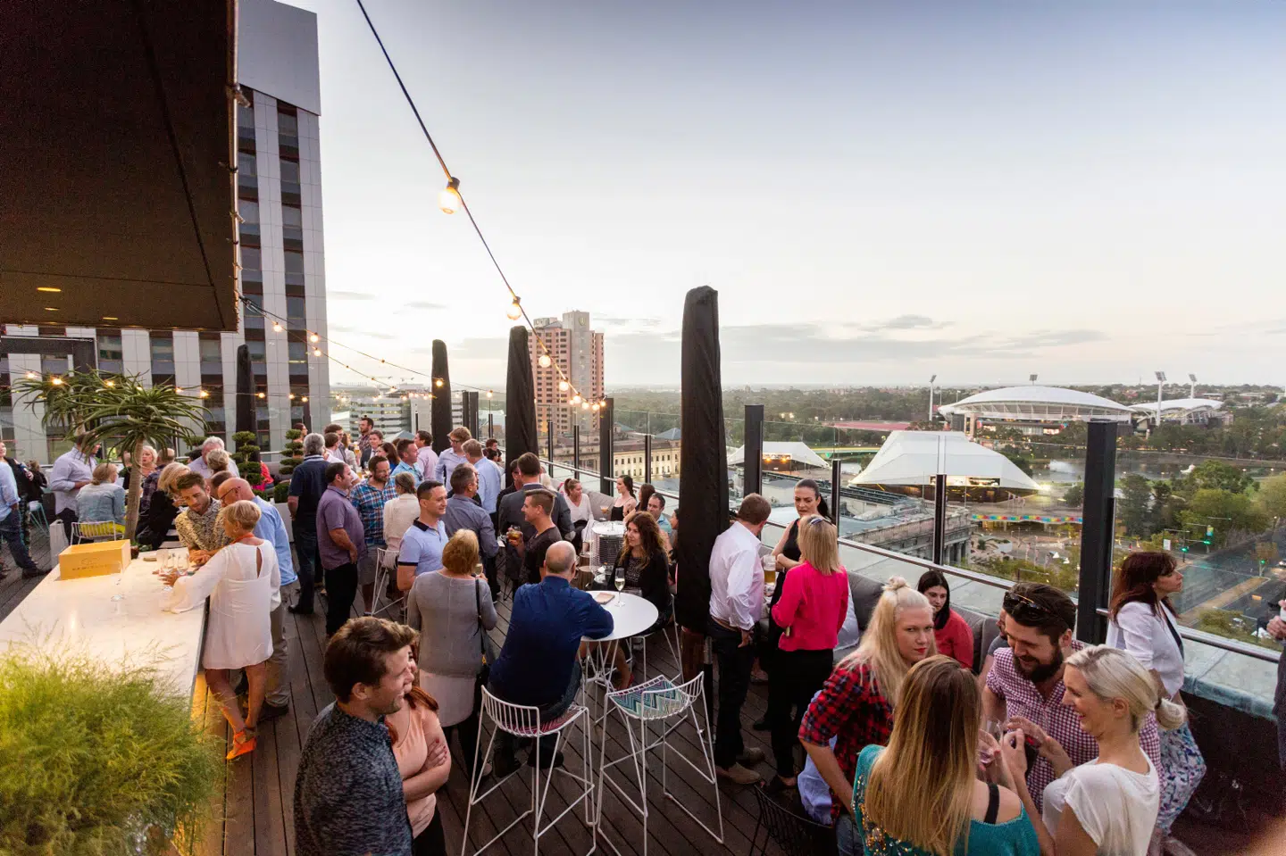 2KW er Adelaides hippe vandhul med rooftopbar og udsigt over bugten.