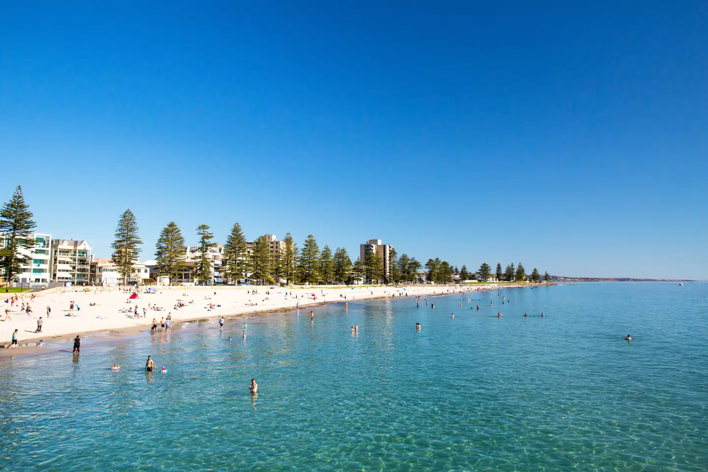 Kun en halv times kørsel fra Adelaide ligger kilometervis af hvide sandstrande i Henley og Glenelg.