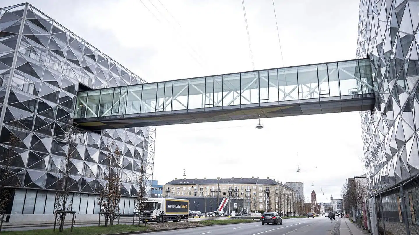 Milliarderne fosser ned i Niels Bohr Bygningens bundløse budget. Som i mange andre budgetoverskridelser er problemets rod en urealistisk tillid til urealistiske indkøbsprocesser.