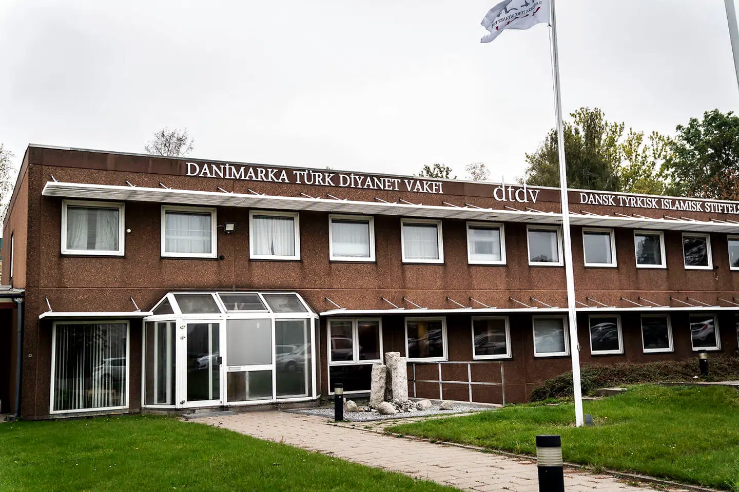 27 tyrkiske moskeer i Danmark er underlagt den tyrkiske regering og får tilsendt imamer fra Ankara i Tyrkiet. Men nu vil regeringen med nyt indgreb forbyde blandt andet lønoverførsler fra visse personer og institutioner på en ny forbudsliste. Spørgsmålet er, om det kan ramme Tyrkiets moskeer i Danmark, der hører under Dansk Tyrkisk Islamisk Stiftelse i Glostrup.