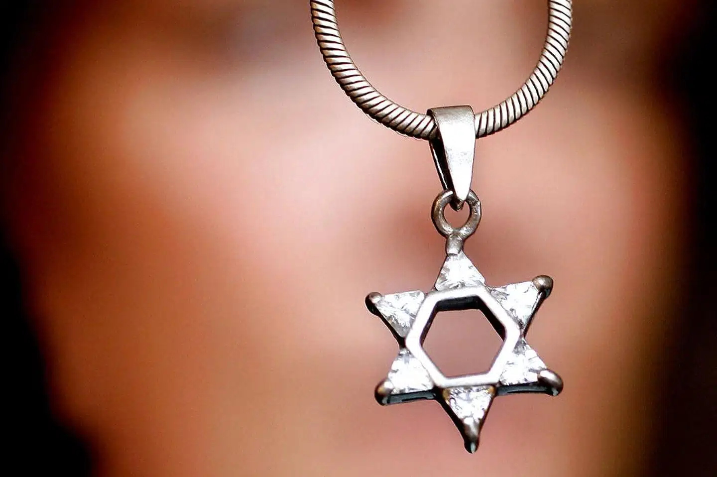 »Definitionen er for løs, fordi den ikke præciserer, hvilken type opfattelse af jøder, der skal være tale om. Ikke alle opfattelser af jøder er antisemitiske. Eksempelvis er den opfattelse, at jøder er ligesom andre mennesker, en opfattelse af jøder, men næppe antisemitisk,« skriver Frej Klem Thomsen.