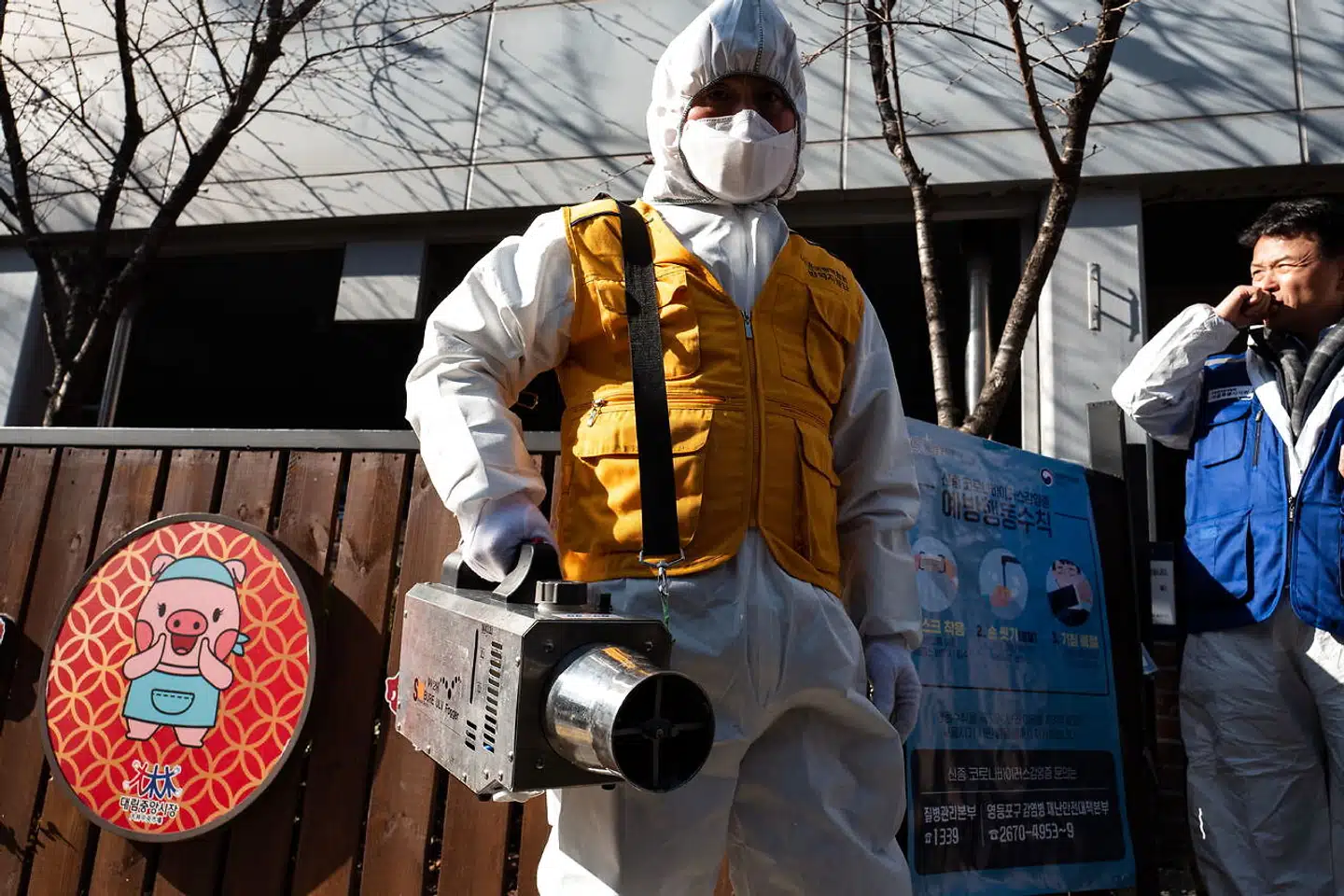 »Man kan hurtigt komme til at filosofere over, hvorfor Kina tilsyneladende endnu en gang er blevet taget på sengen af en smitsom sygdom. Som med SARS har den kinesiske elite igen reageret for langsomt,« skriver Asmus Leth Olsen.