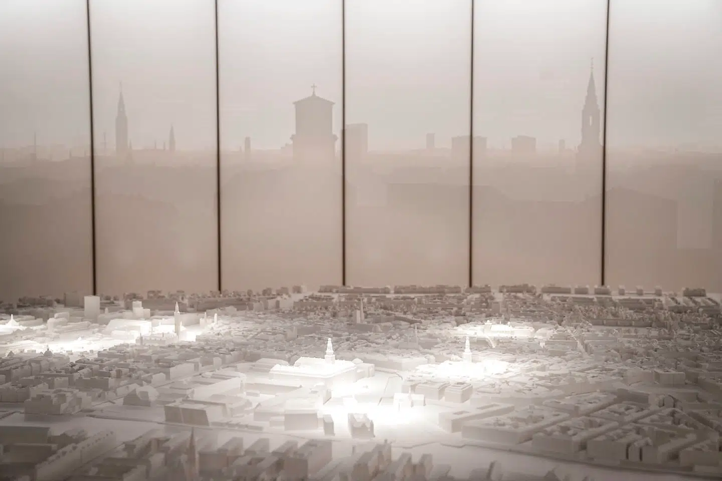 I den store model af København er der gjort plads til nye byggerier. Skylinen i baggrunden er taget med et 360 graders kamera fra toppen af Rundetårn.