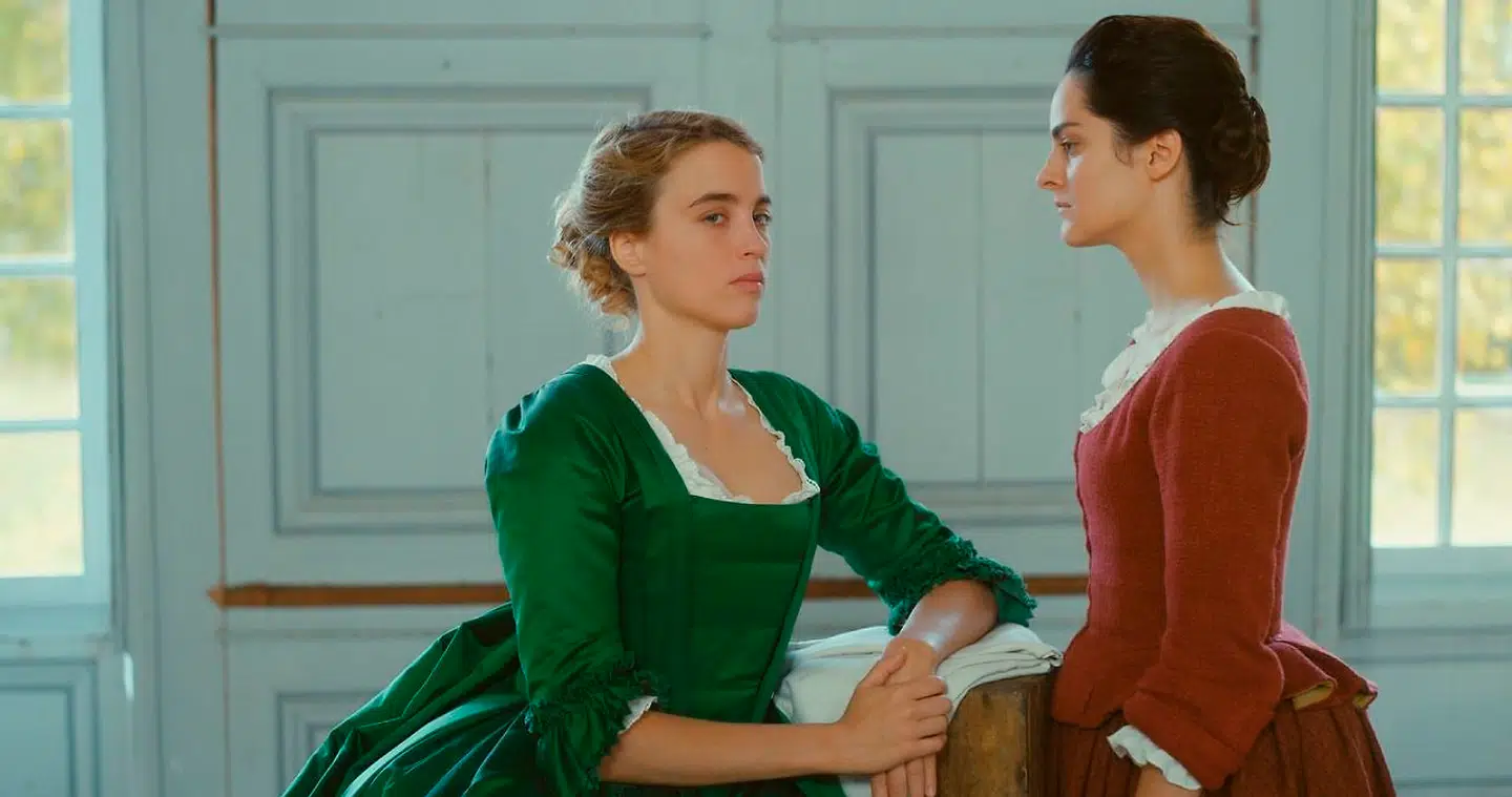 Franske Adèle Haenel og Noémie Merlant spiller adelsfrøken og kunstneren, der skal male hende i stærke »Portræt af en kvinde i flammer«.