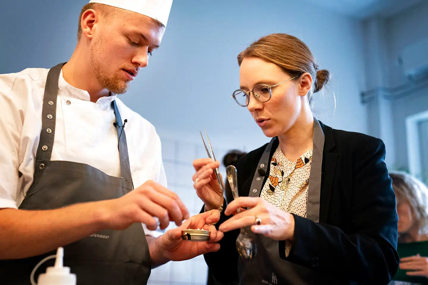 Miljøminister Lea Wermelin (S)(th) og skatteminister Morten Bødskov (S) svarer torsdag på et åbent samråd på spørgsmål om, om nye afgifter på engangsservice og plastik ikke bremser brugen af genbrugsplast og andre mindre skadelige produkter. - Foto: Ida Guldbæk Arentsen/Ritzau Scanpix