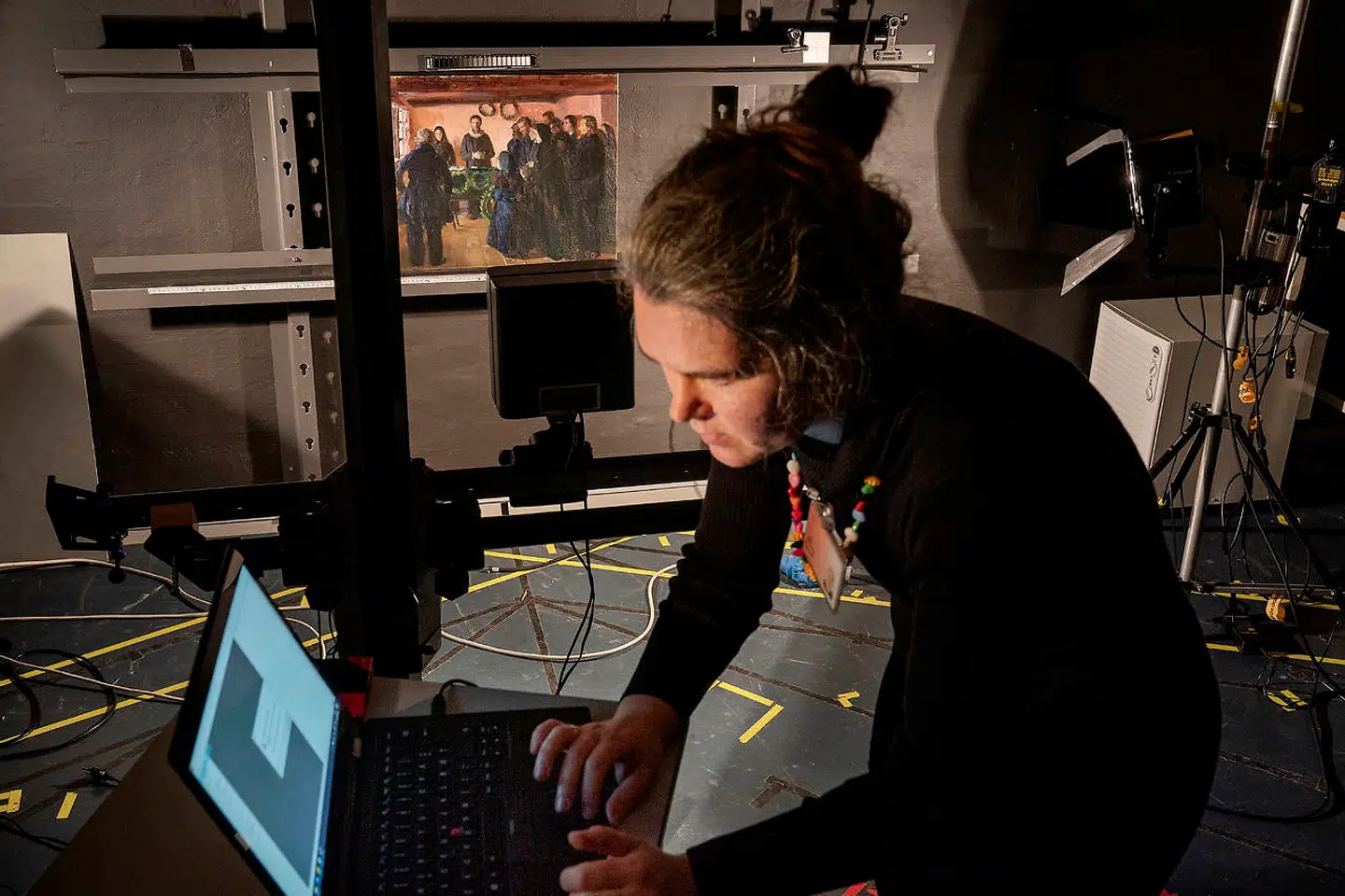 Loa Ludvigsen, konservator på Statens Museum for Kunst, er i gang med undersøgelser af Skagen Museers udgave af »En begravelse«. Foto: Søren Bidstrup