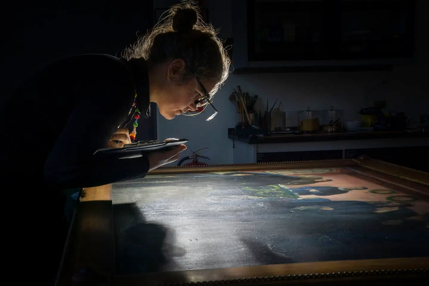 Konservator Loa Ludvigsen er i gang med en undersøgelse af Anna Anchers berømte billede, »En begravelse«, som ejes af Statens Museum for Kunst.