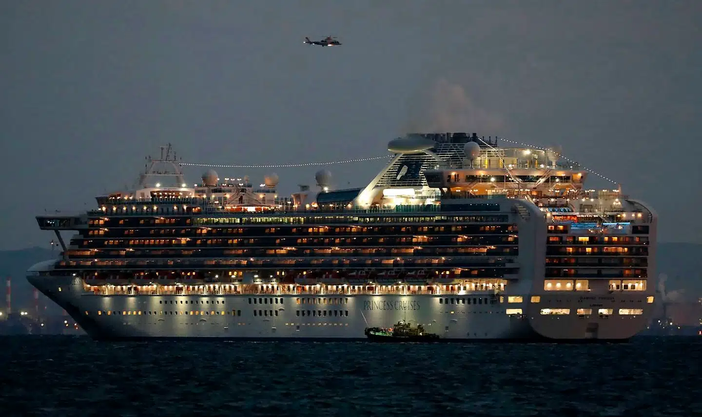 3.700 passagerer på krydstogtskibet »Diamond Princess« er sat i ufrivillig karantæne i 14 dage efter opdagelsen af flere smittede med coronavirus på skibet, der ligger opankret ud for den japanske havneby Yokohama nær Tokyo.