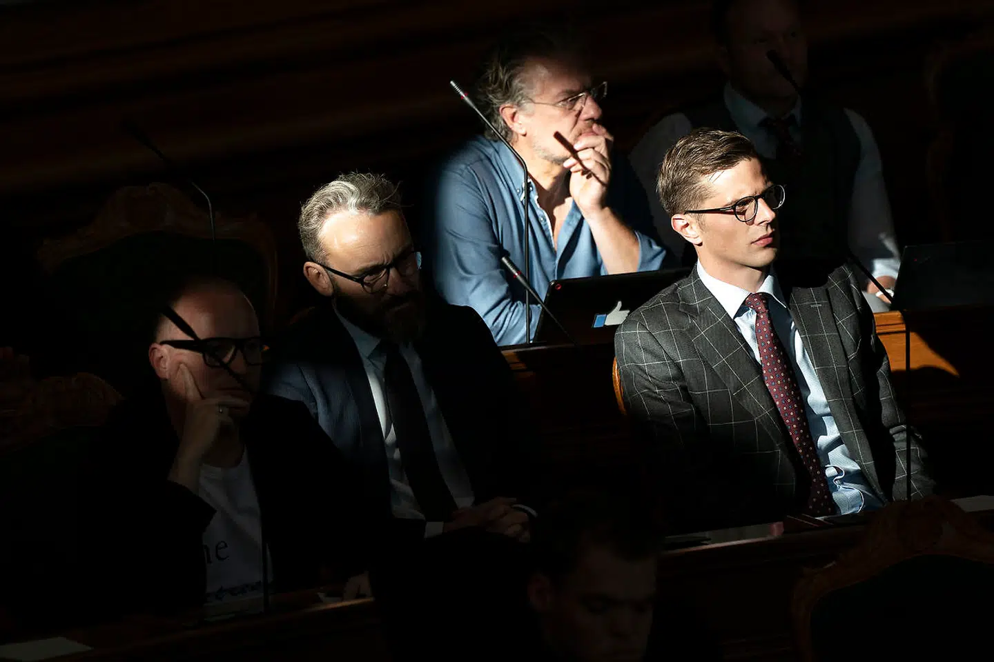 Hvis der var folketingsvalg i morgen, er det ikke sikkert, at Liberal Alliance ville komme over spærregrænsen. Her partiets tre tilbageværende medlemmer, partileder Alex Vanopslagh (t.h.), Ole Birk Olesen (t.v.) og Henrik Dahl, under Folketingets åbningsdebat.
