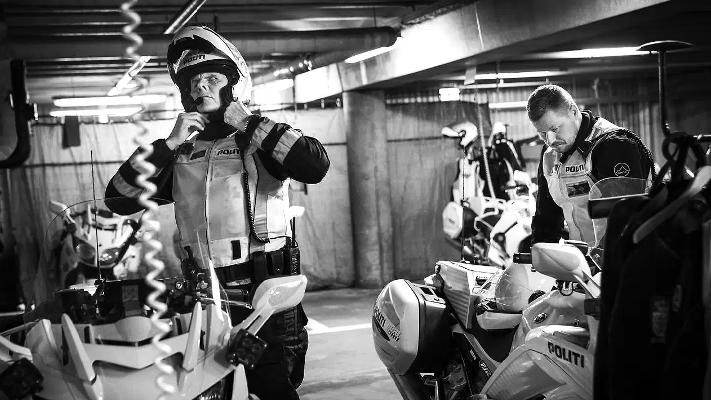 »Jeg har set verserende sager, hvor jeg har talt 30 klip. Bandemedlemmer kører konsekvent med paranoia i røven. De kører over for rødt lys, fordi de ikke tør holde stille,« siger færdselsbetjent Henrik Schmeisser (tv.). Til højre hans kollega Jesper Lorentzen. Arkivfoto: Thomas Lekfeldt