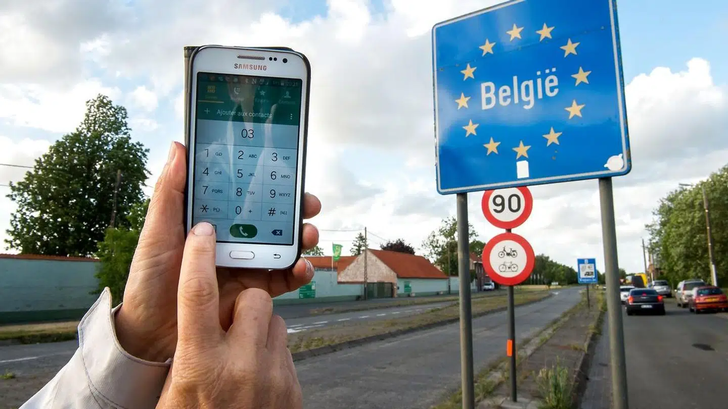 Danskerne kan trygt bruge mobiltelefonen til at tale i eller gå på nettet fra på rejser i EU, men så snart man kommer til andre lande, skal man tænke sig om og slå dataforbindelsen fra.