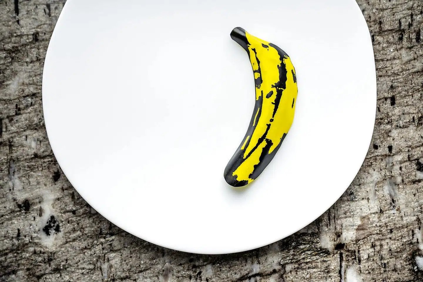 En præcis kopi af Andy Warhols halvrådne banan fra The Velvet Underground-coveret. Den er lavet på grønne bananer, tonkabønner og karamelliseret æggeblomme.
