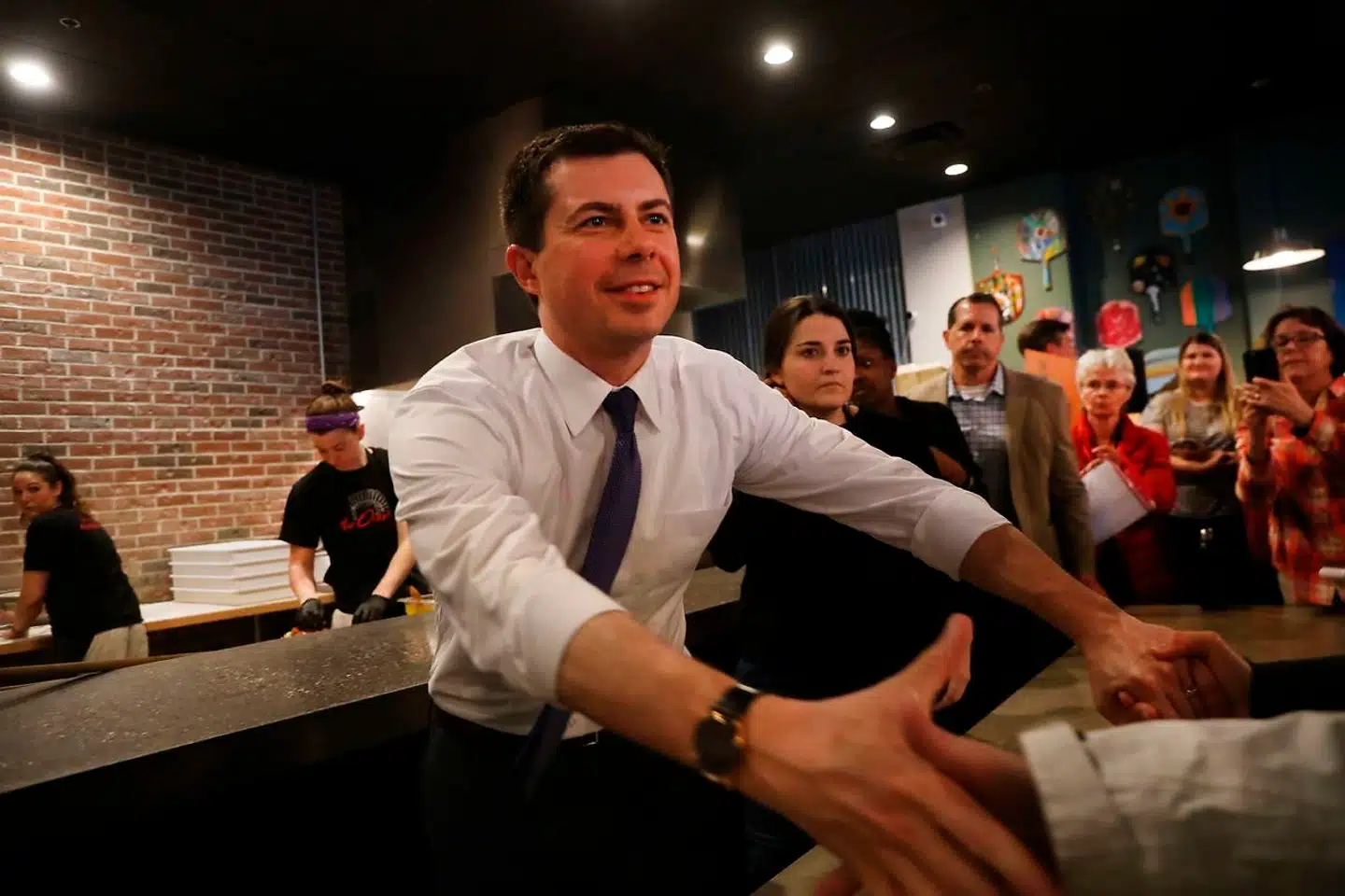 Allerede morgenen efter valget i Iowa, var Pete Buttgieg ude at møde sine støtter på et pizzeria i Hampton, New Hampshire, der afholder primærvalg om en uge.