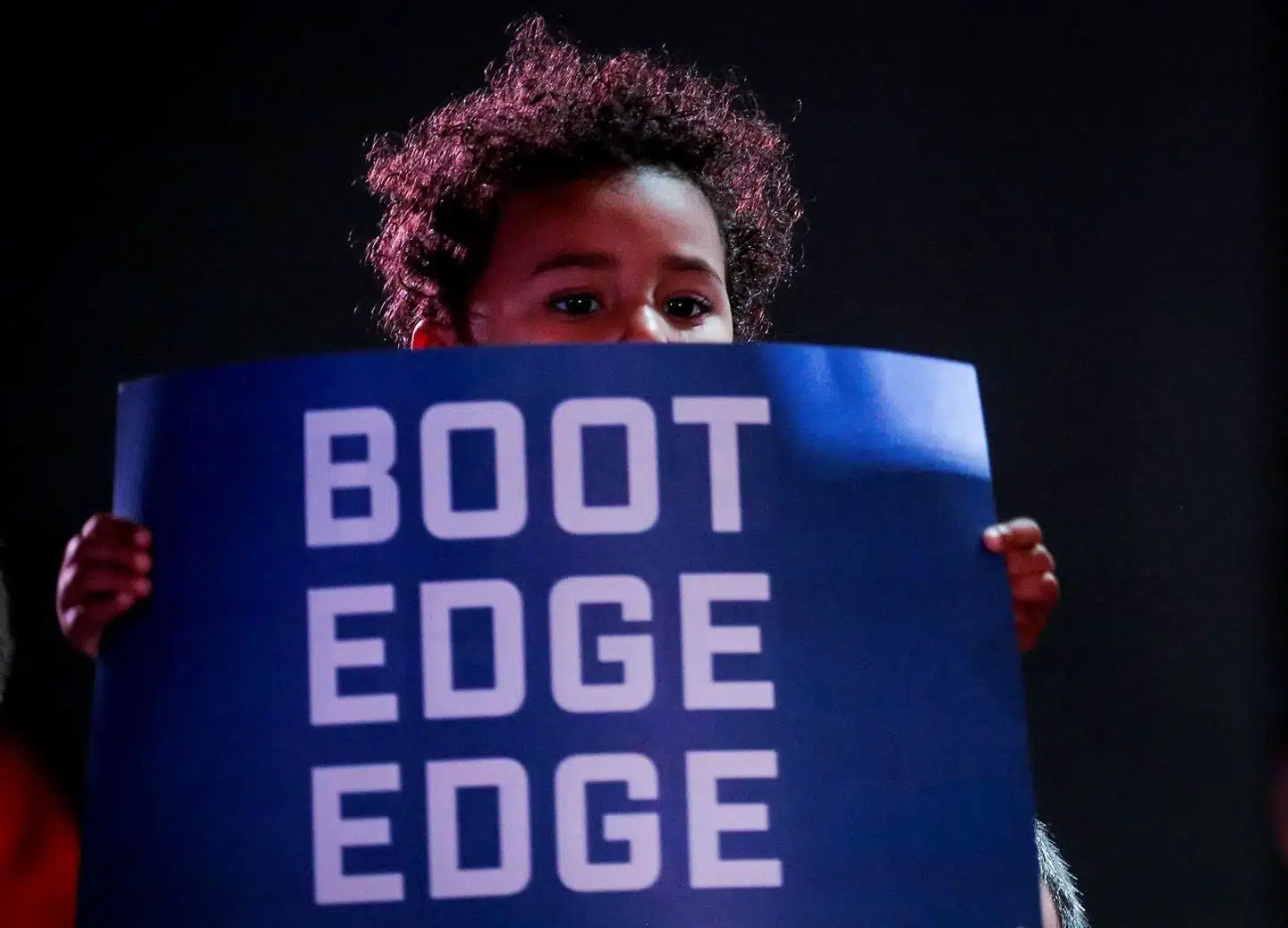 Selv amerikanere har stadig svært ved at finde ud af, hvordan de skal udtale Pete Buttigiegs efternavn. Derfor er det blevet en fast del af hans kampagne at uddele skilte med lydnavnet »Boot Edge Edge« til hans valgmøder. Her et barn under et vælgermøde i New Hampshire.