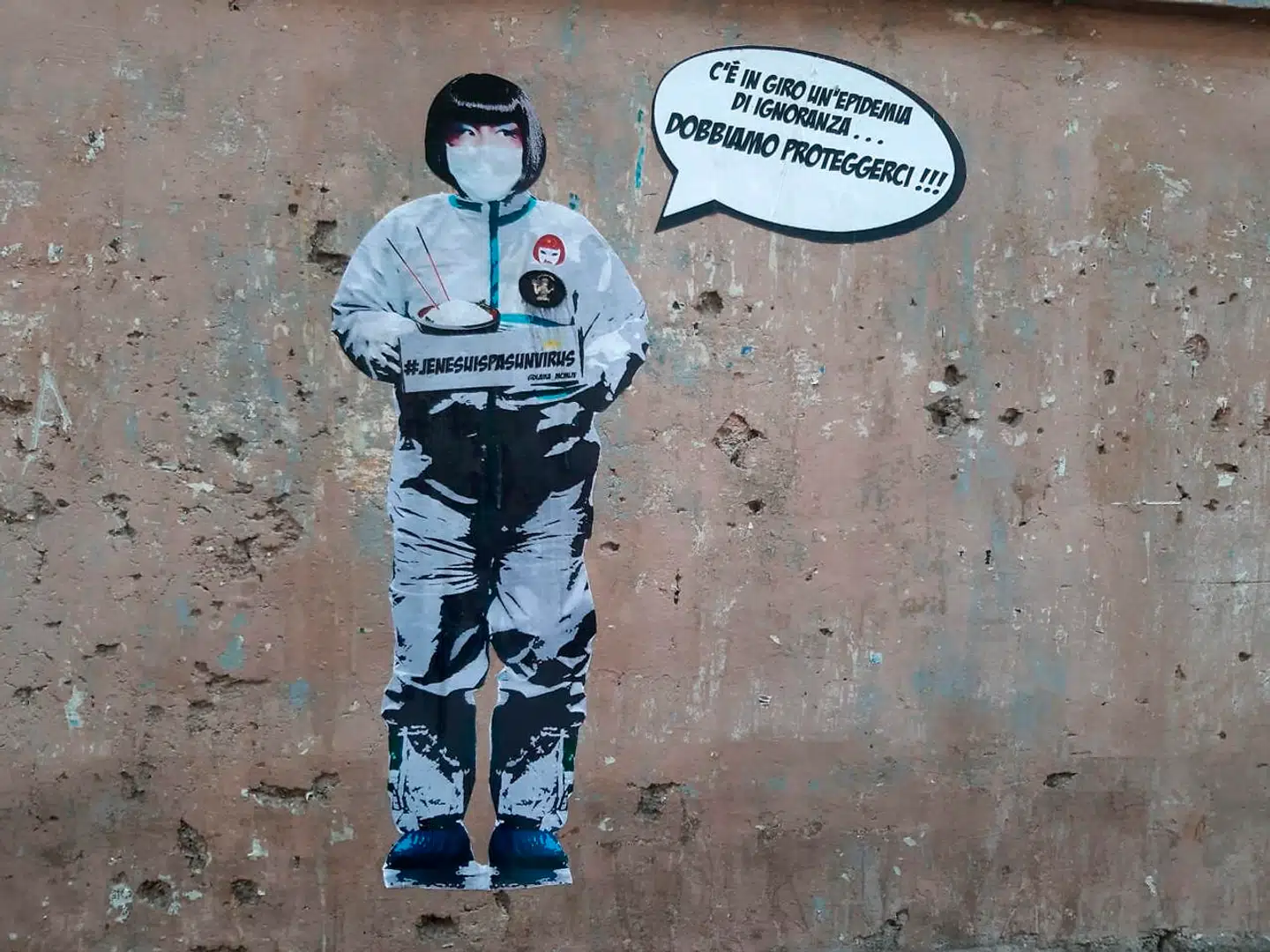 Den voksende chikane mod kinesere har fået en street art-kunstner i Rom til at reagere. »Der er en epidemi af uvidenhed ... Vi må beskytte os selv,« står der.