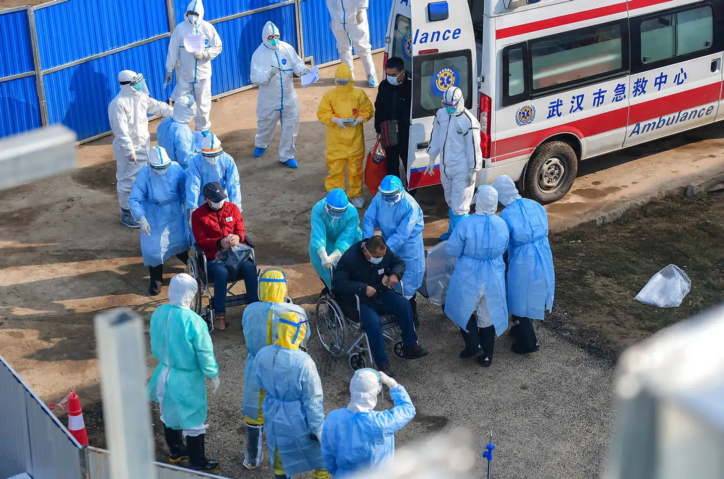 Medicinsk personale overfører patienter i Wuhan til et hasteopført midlertidigt hospital. Ifølge sociale medier og øjenvidneberetninger er situationen på mange måder kaotisk i den hårdt ramte by med cirka 11 millioner indbyggere.