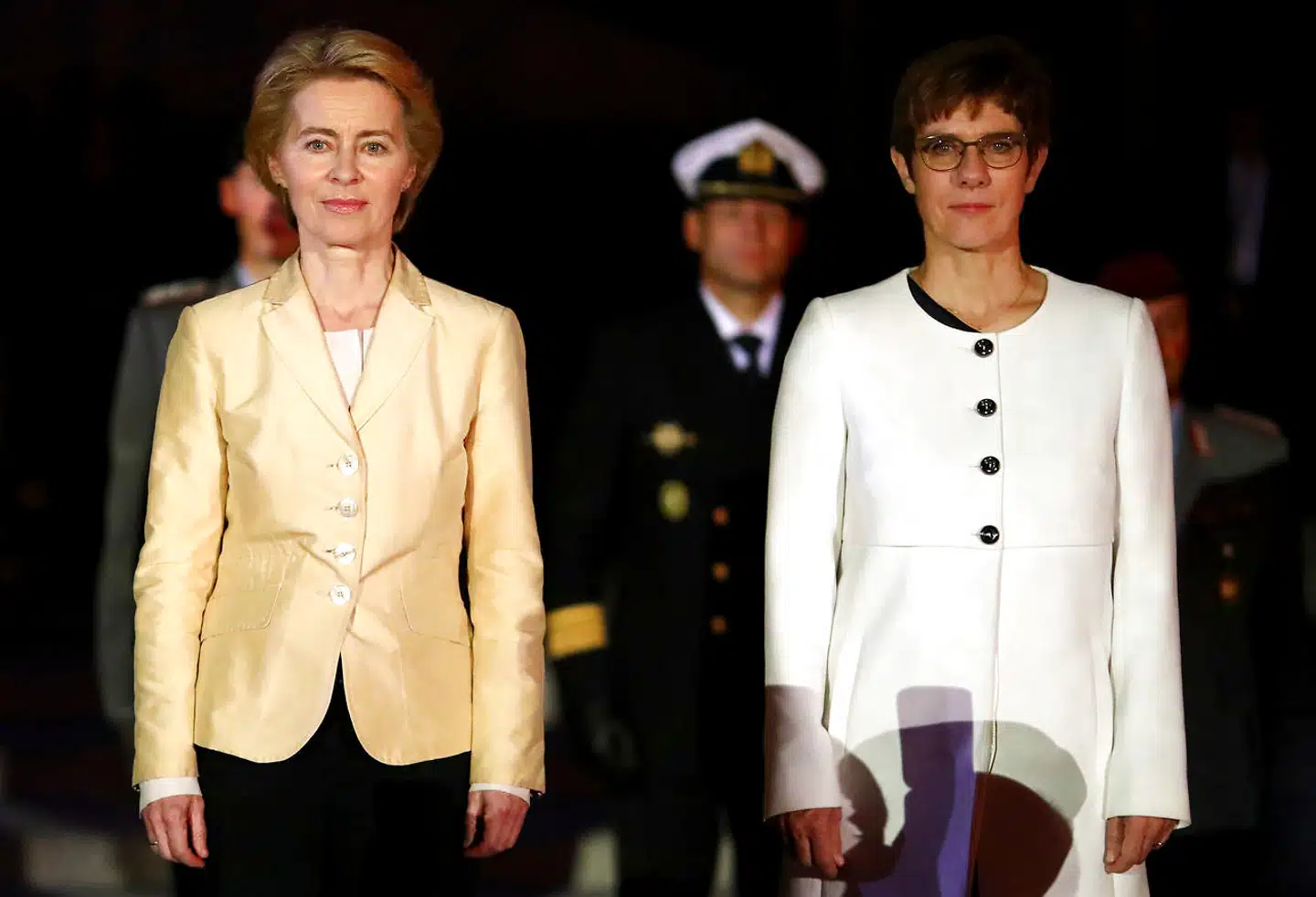 Tysklands tidligere forsvarsminister og nuværende formand for Europa-Kommissionen, Ursula von der Leyen, sammen med den nuværende tyske forsvarsminister, Annegret Kramp-Karrenbauer. De to er partifæller i CDU, men førstnævnte bliver nu undsagt af sin efterfølger.