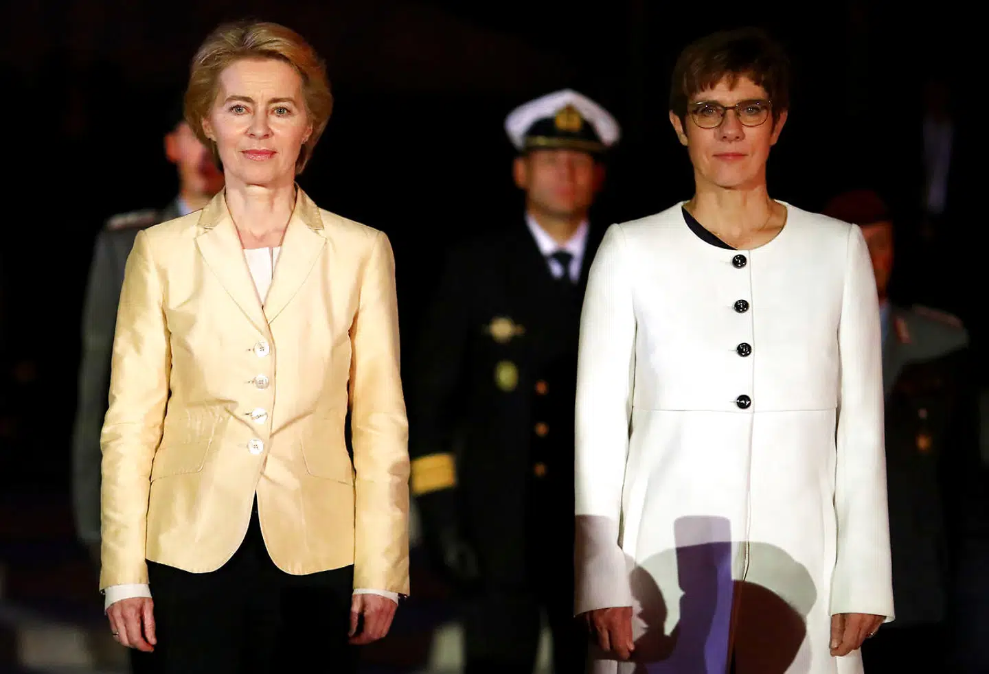 Tysklands tidligere forsvarsminister og nuværende formand for Europa-Kommissionen, Ursula von der Leyen, sammen med den nuværende tyske forsvarsminister, Annegret Kramp-Karrenbauer. De to er partifæller i CDU, men førstnævnte bliver nu undsagt af sin efterfølger.
