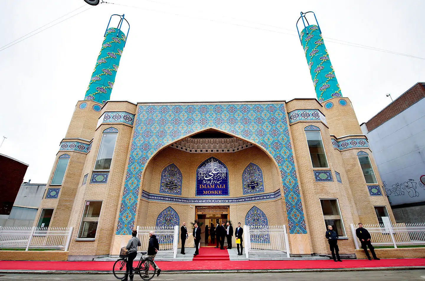 »At det stadig kommer bag på så mange, hvad de her moskeer bruges til og står for, er enten en udtryk for bevidst manipulation eller tårkrummende uvidenhed,« skriver Lars Aslan Rasmussen. Her indvies Imam Ali Moske på Vibevej i København i 2015.