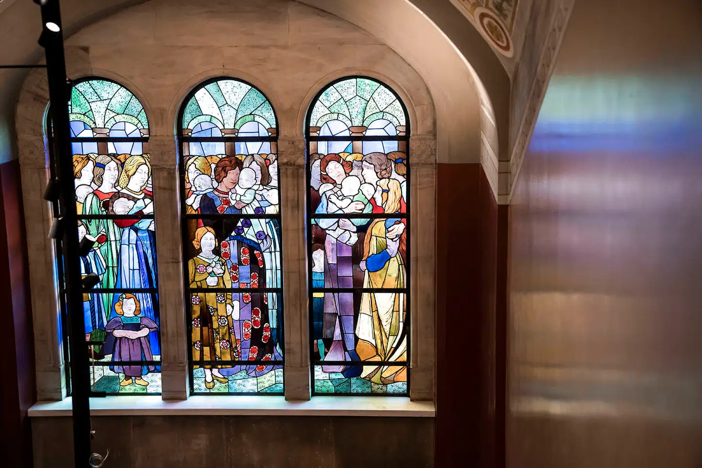 Københavns Museum ligger i den nyrestaurerede fredede bygning i Stormgade 18, der har en fortid som blandt andet overformynderi og børneværns- og boligkontor. I hovedopgangen ses Agnes Slott-Møllers smukke glasmosaik.