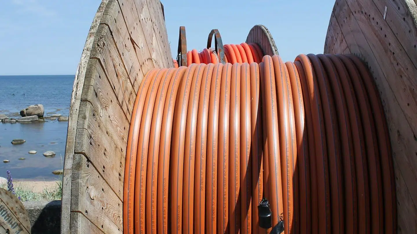 De lysoptiske fiberkabler kan levere hurtigere internetforbindelser end noget andet. Derfor er både tele- og elselskaber i færd med at udbygge deres fibernet i hele Danmark, og der investeres milliarder af kroner i at kunne levere de bedste forbindelser i håbet om, at danskerne vælger at købe abonnement netop her.