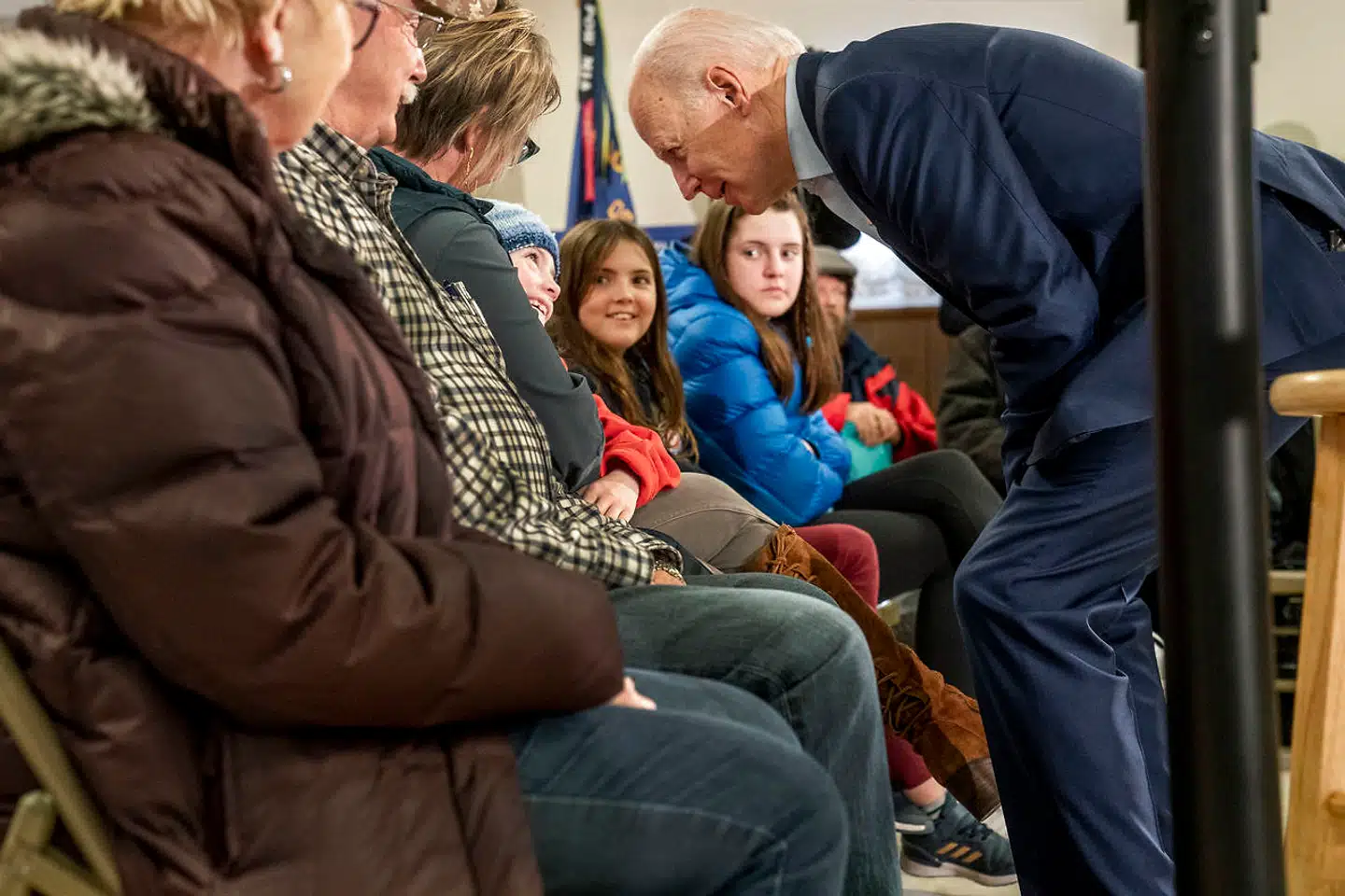 Joe Biden hilser på otteårige Leah, som han gav ti dollar, så hun kunne købe en is til sig selv og sine to søstre, Hope på ti år og Quinn på 14 år.