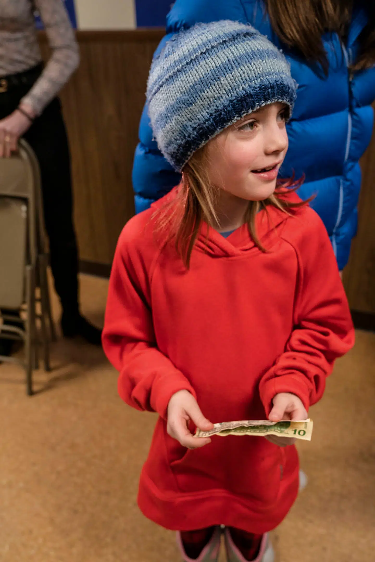 Otteårige Leah med den tidollarseddel, hun netop har fået af den tidligere vicepræsident.