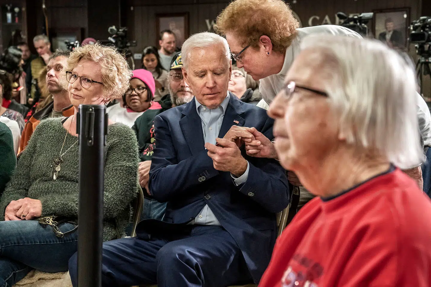 Joe Biden er blevet kritiseret af højrefløjen i USA for at være for fysisk nærgående over for folk og for at røre, holde hånd og nusse folk på kinden. Men det er en del af hans personlighed, og han gjorde det også ved vælgermødet i Osage, hvor folk også selv gik tæt på ham.