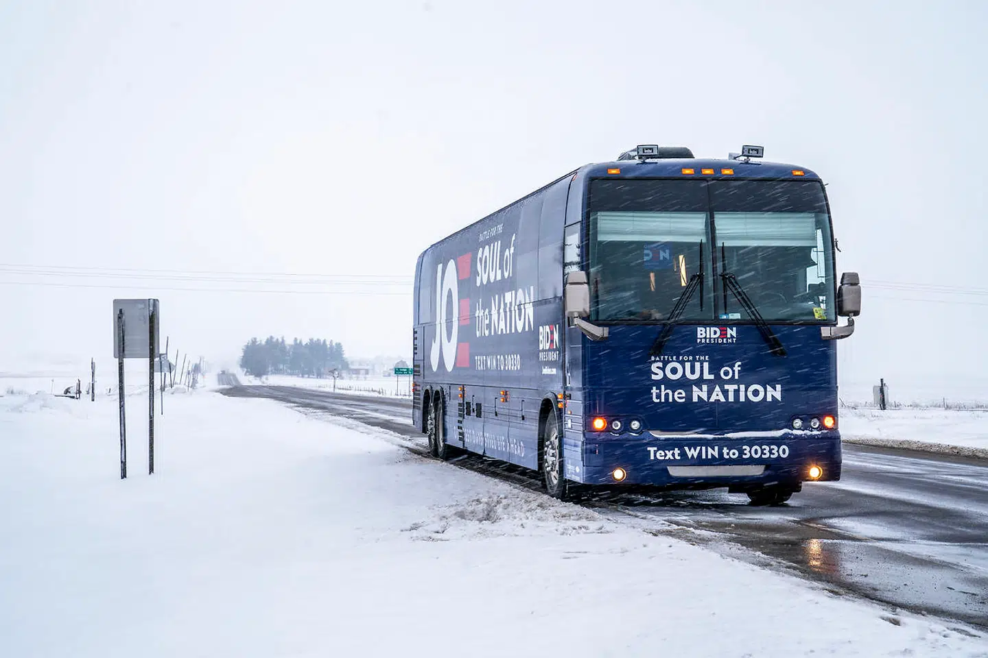 I snevejret i Osage i det nordlige Iowa var Joe Bidens kampagnebus tæt på at køre fast på en lille stejl snebeklædt bakke, men hans chauffør fik den tilbage på ret køl.