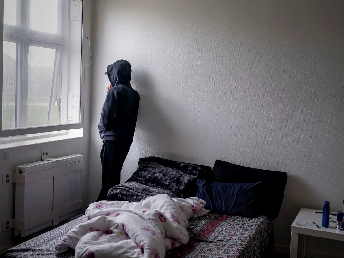 22-årige Adil bryder reglerne og ryger hash på Kofoedsminde for føle sig ovenpå. Men det er ikke magic, siger han, det er selvbedrag.