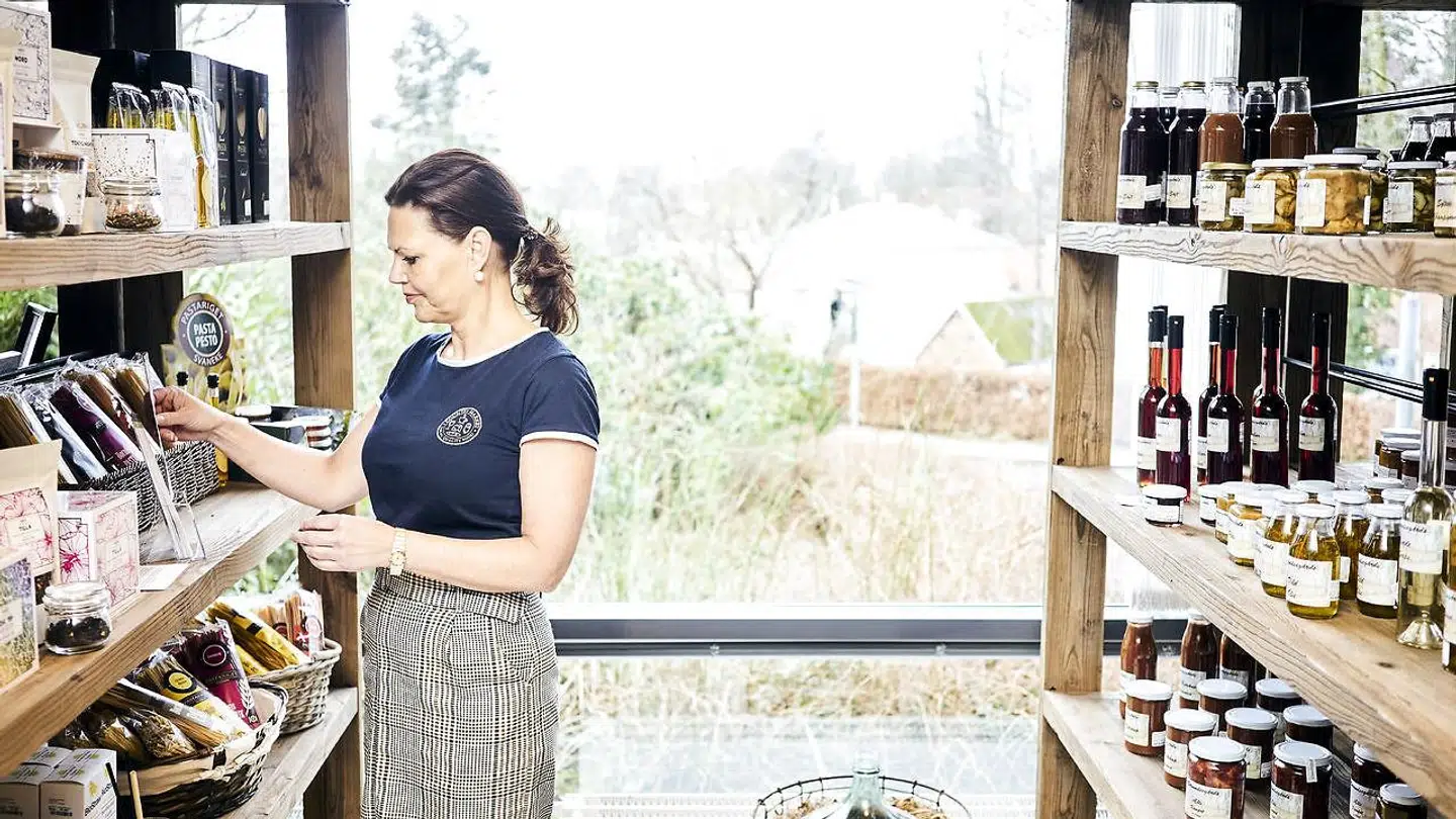 Marianne Holst lå godt i karrieresporet som HR-direktør. En jobpause fik hende til at sadle sit arbejdsliv helt om. I dag driver hun en butik, Country Market, på gågaden i Fredensborg. Visionen er at genoplive en ellers halvdød handelsgade – og at have et fedt arbejdsliv.