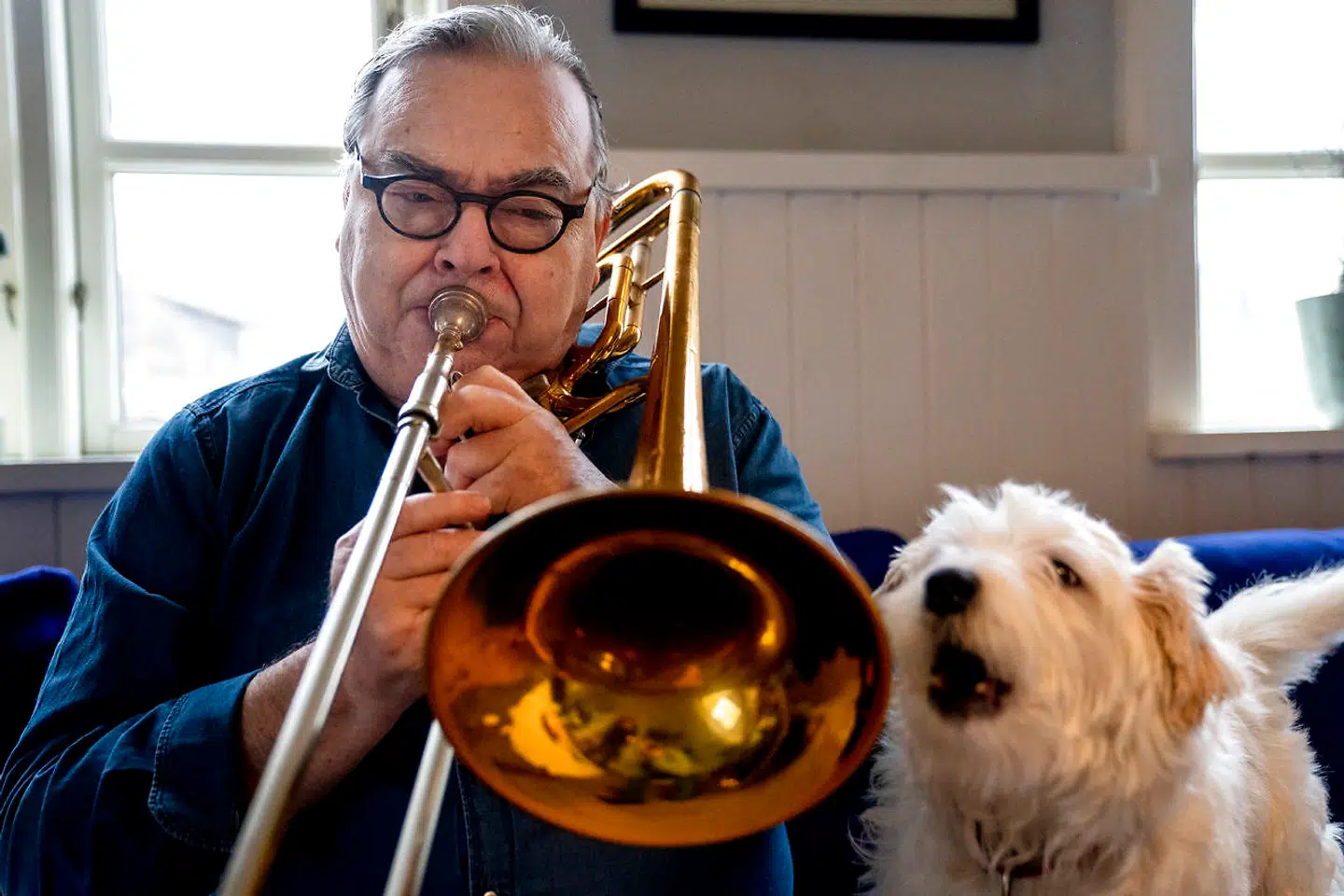 73-årige Henning Jacobsen har spillet »Jørgen« i chipsproducenten KiMs reklamer siden 1996. Nu er han gået på pension. Her spiller han på sin trombone, mens hunden Liva hyler med.