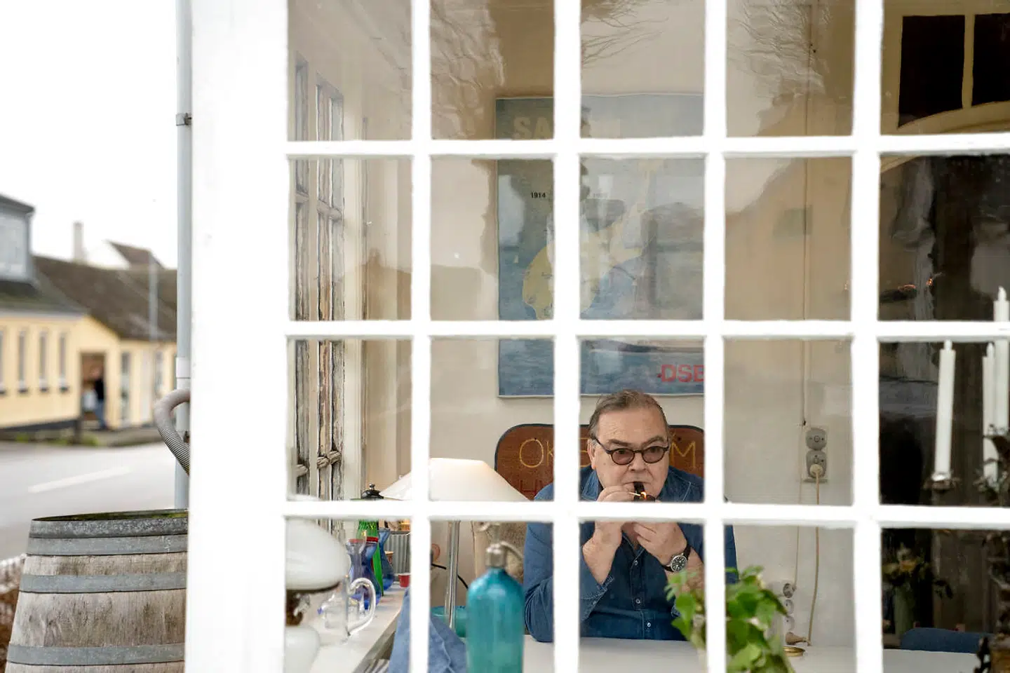 Henning Jacobsen sidder ofte i sin gamle udestue i Ballen og hilser på de passerende.