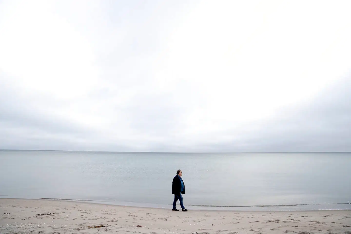 Efter 23 år som »Jørgen« er Henning Jacobsen gået på pension. Her går han på Ballen Strand på Samsø.
