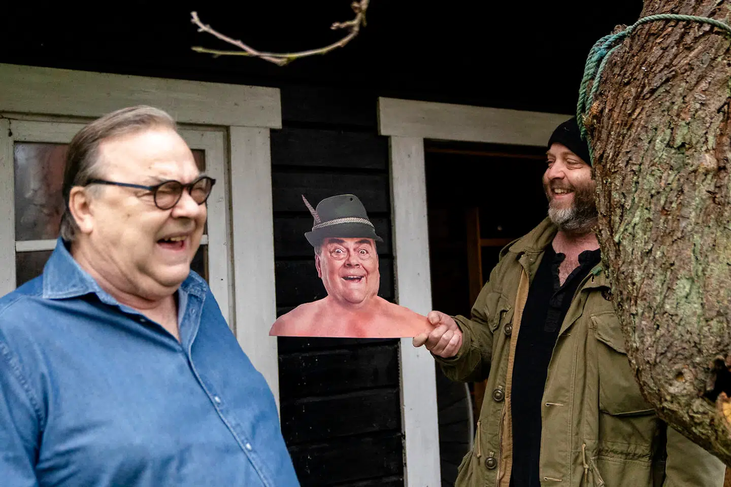 Henning Jacobsen med sin søn, journalist Søren Jacobsen Damm, ved sin side.