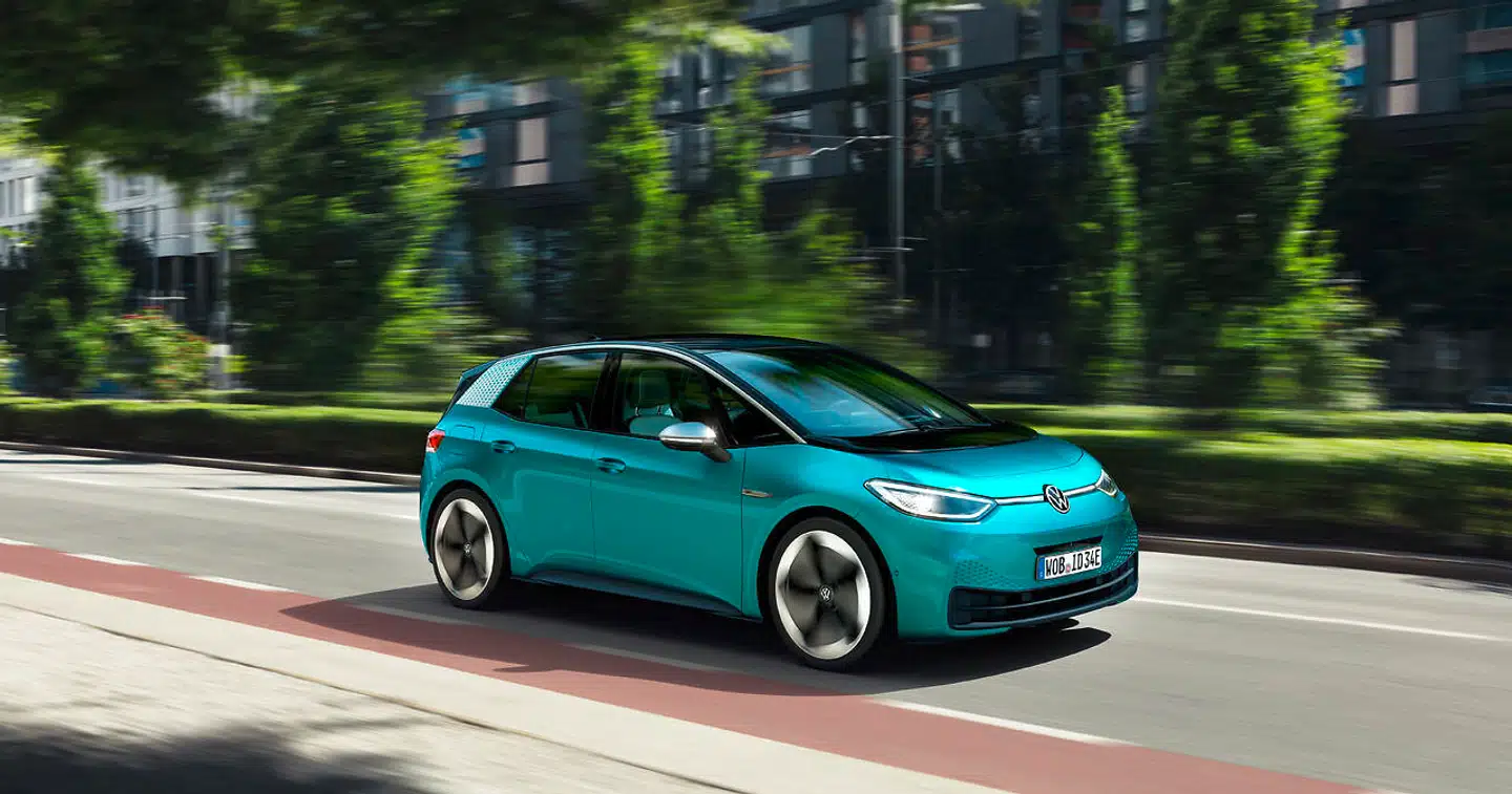 Volkswagen ID.3 er stort set lige så rummelig som en Passat, men udvendigt kun på størrelse med en Golf. Den kan køre fra 330 til 550 kilometer på en opladning – afhængigt af batteristørrelse – og den kan også lynlades. Udviklingen inden for rene elbiler – som ID.3 – truer med at gøre PHEV-filosofien forældet i løbet af få år.
