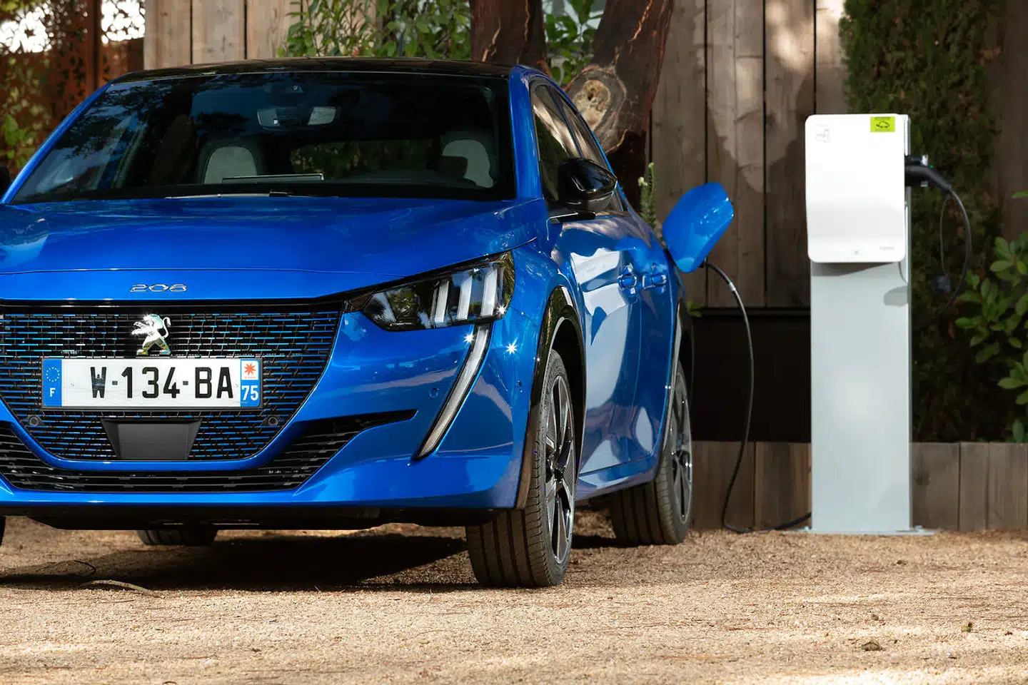 Elbiler er stadig markant dyrere at producere end biler med forbrændingsmotor. Men fordi de i år stadig har en kæmpe afgiftsfordel, koster en elektrisk Peugeot e-208 i GT-line med 136 hestekræfter stort set det samme som en almindelig Peugeot 208 GT-line med 100 hk.