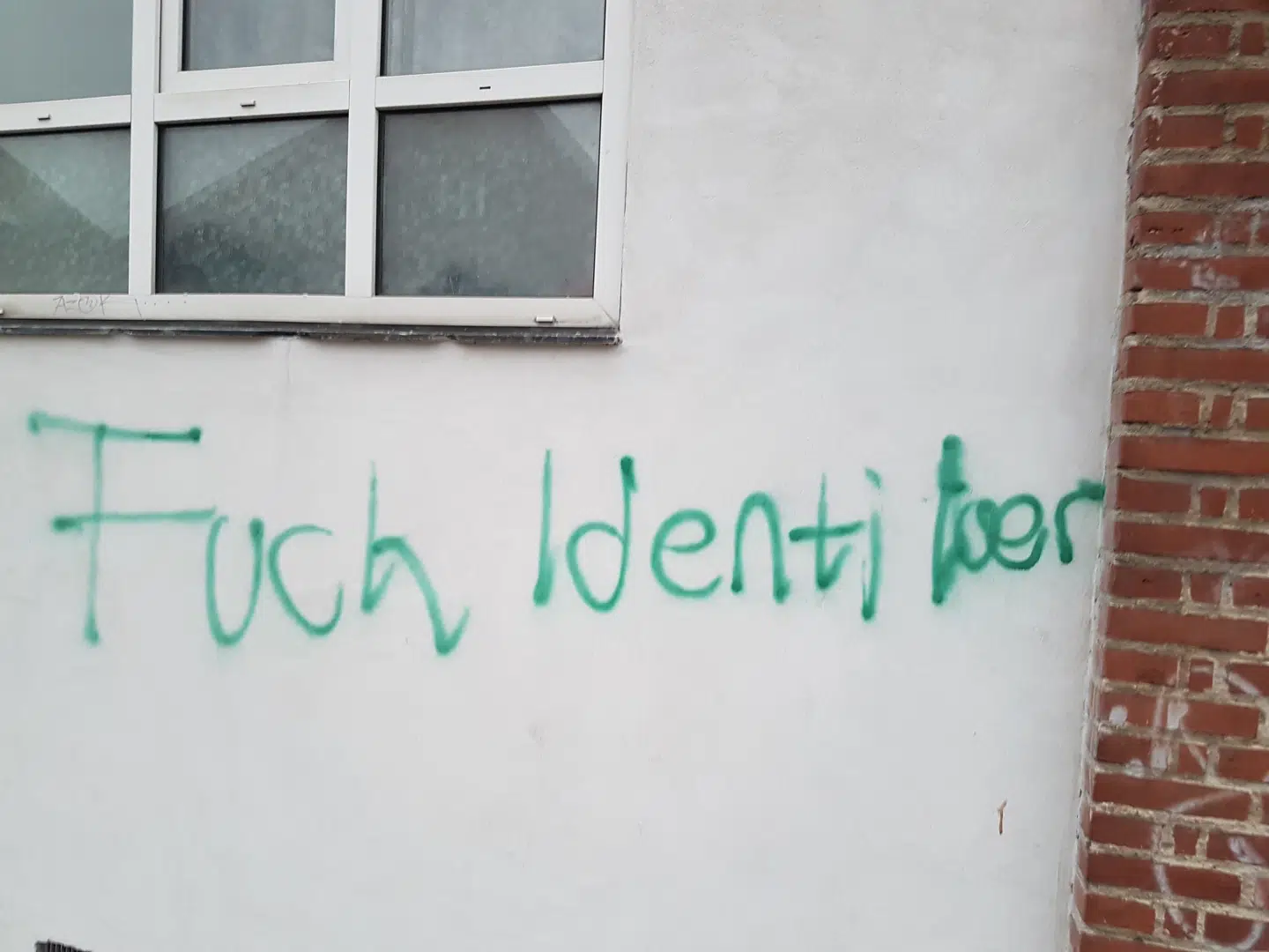 »Alle folk, som blander sig i debatten omkring masseindvandring, risikerer de her ting. Det er meget normalt,« siger Daniel Beattie om den chikane, han og hans hustru de sidste to år har været udsat for. Privatfoto