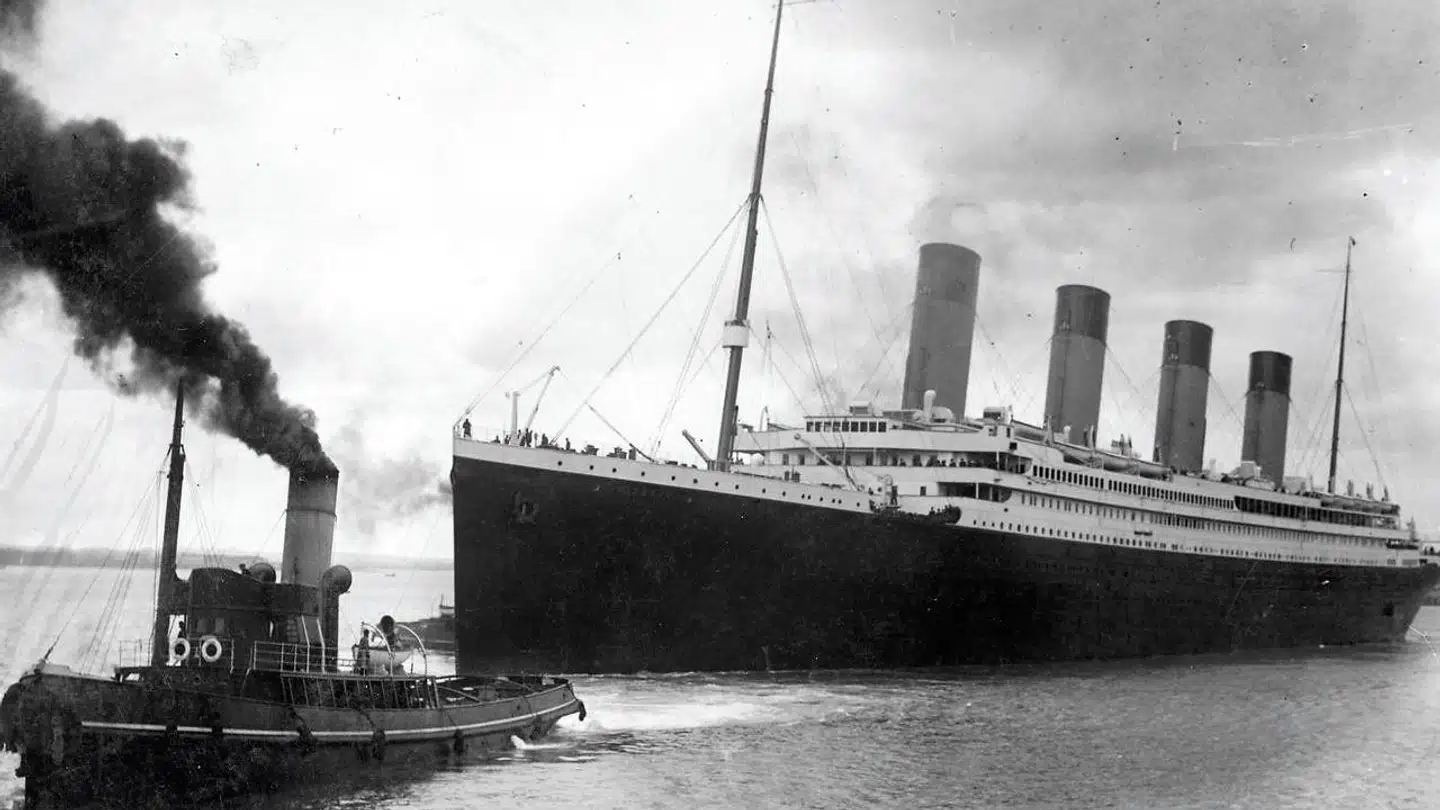Nu er Storbritannien på vej ud på det åbne hav. Premierminister Boris Johnson har tidligere lovet at gøre Brexit til en »Titanic success«. Det betyder stærk og kraftfuld, men har i forbindelse med usikkerheden om Brexit en mere dyster parallel.