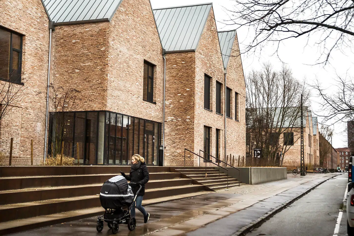 Mod Vibevej præsenterer »længernes« gavle og den genbrugte tegl sig ganske fornemt. En trappe og et lille plateau på hjørnet inviterer indenfor.