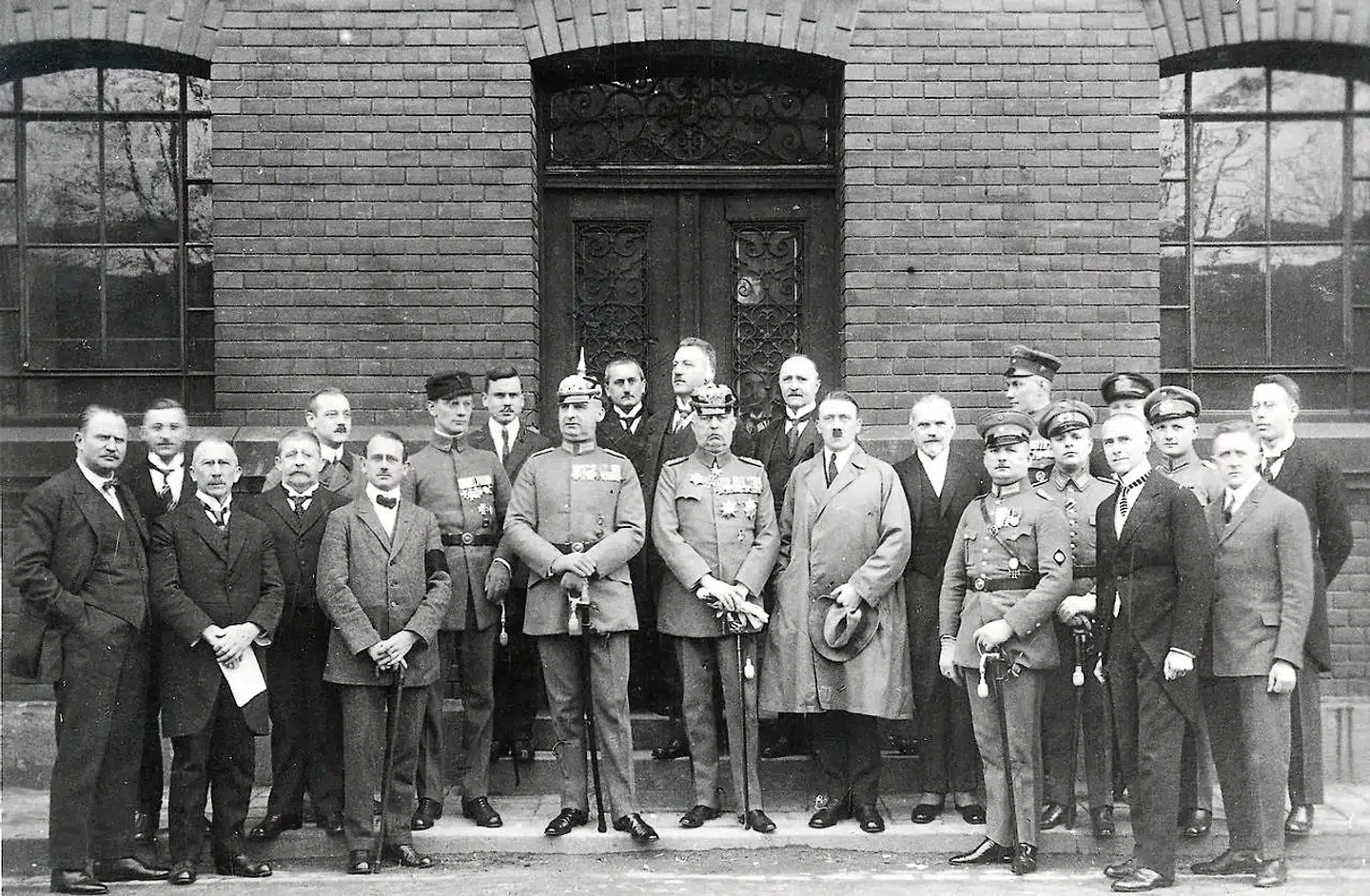 Det var i München, hvor billedet her er taget året efter, at Albert Reimann Jr. første gang hørte Adolf Hitler tale. Sidenhen blev Reimann Jr. og faderen, Albert Reiman, svorne tilhængere af Hitler og nationalsocialismen.
