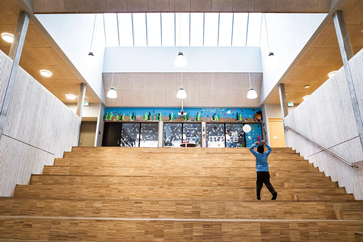 Den store trappe i indskolingen fungerer både som legerum, sidderum og samlingsrum.